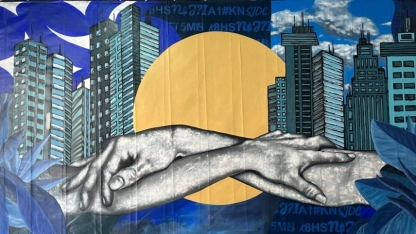 Leilão: obra de arte em lona de outdoor reutilizada durante a Convenção Nacional Central de Outdoor é arrematada por CEO da DREAMMEDIA, de Portugal